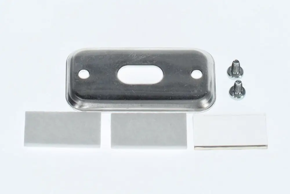 BOSCH Metallplatte mit einer Öffnung, zwei Schrauben und zwei rechteckigen, flachen Materialstücken, arrangiert auf einem weißen Hintergrund.